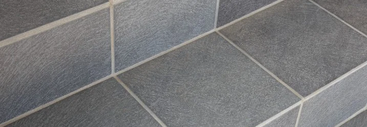 Graue Fliesen auf einer Treppe